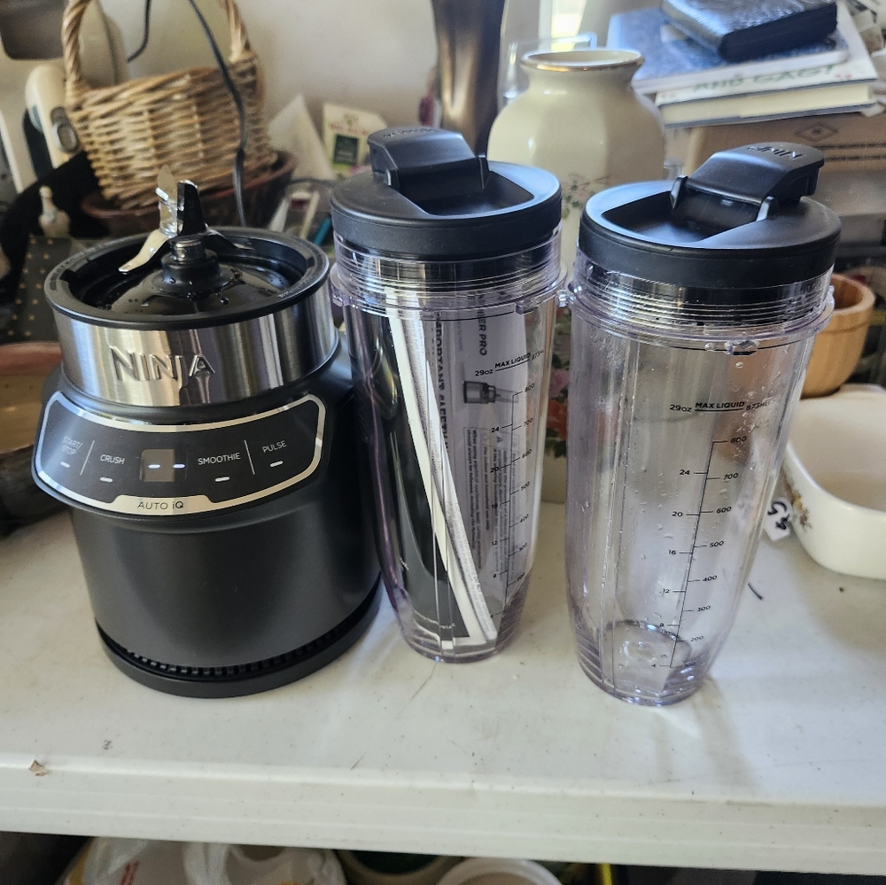 NINJA w auto Iq 2 mixer cups and instructions